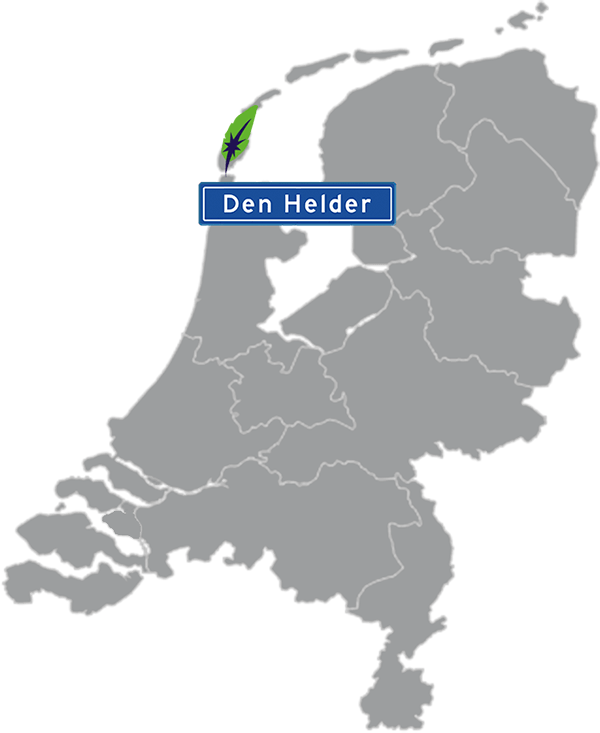 Grijze kaart van Nederland met Den Helder aangegeven voor maatwerk taalcursus Duits zakelijk - blauw plaatsnaambord met witte letters en Dagnall veer - transparante achtergrond - 600 * 733 pixels